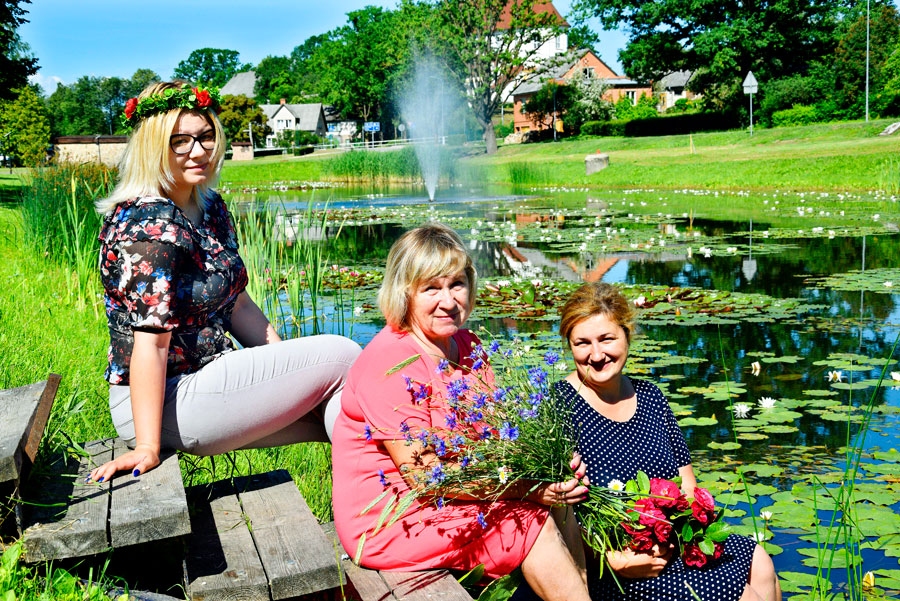 Skaistkalnietes Līga Puziņa (no kreisās), Līga Baļčūne un Līga Kazilaite neskumst, ka dažkārt svētkos tiek aizmirstas, jo par centrālo izvirzās Jāņi. Viņuprāt, masu pasākumi ir iestudēts šovs, līgošanai vairāk derot lauku sēta, kur cits citam velta uzmanību, kur ir ugunskurs un meitas vainadziņus met ozolā, zīlē, ziņģē un dejo uz nebēdu...
Autors: Ivars Bogdanovs