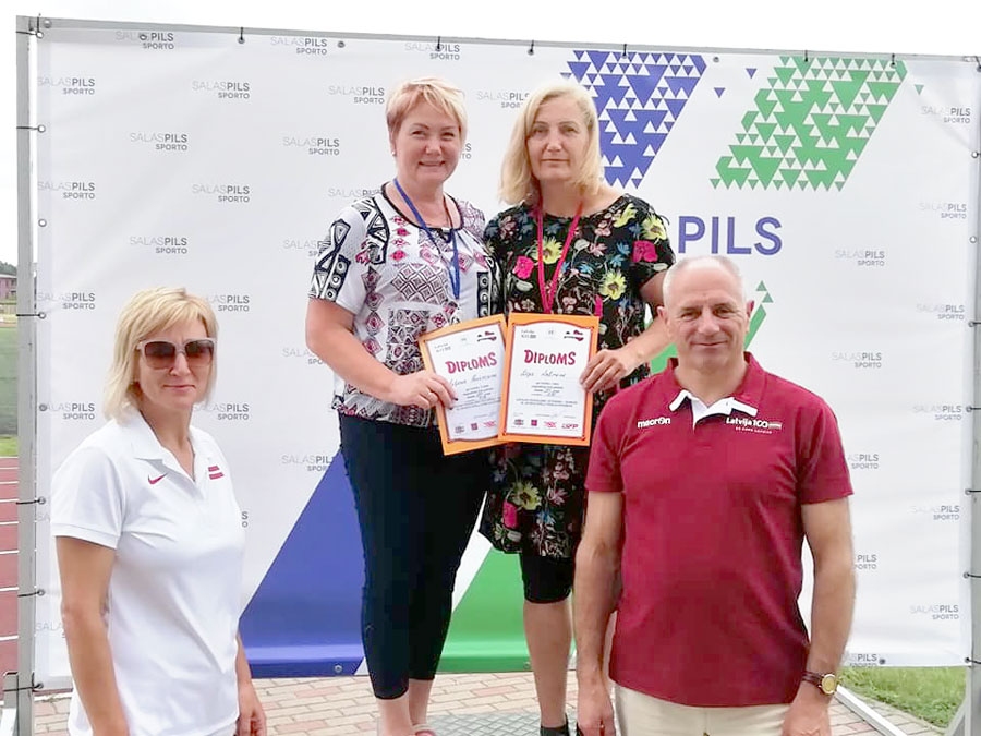 Baušķenieces Jolanta Kriščūne (uz pjedestāla no kreisās) un Līga Valnere kopā ar LSVS prezidentu Ivanu Klementjevu.
Autors: Inga Ūbele