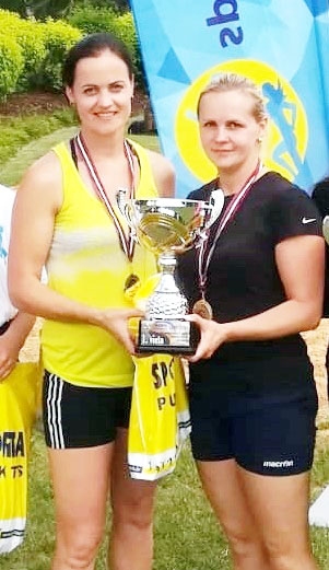 Valles vienības pārstāves Ina Lukjaņina (no labās) un Gunta Andersone uzvarēja pirmajā kausa izcīņas posmā.
Autors: no vecumnieki.lv.