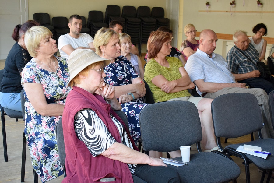 Sanāksmē Vallē viedokļu apmaiņā piedalījās ap divdesmit interesentu – vallieši un Kurmenes pagasta iedzīvotāji.
Autors: Žanna Zālīte