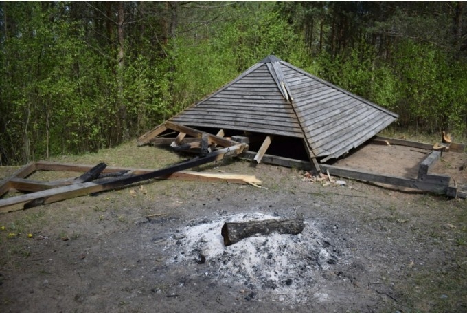 Vecumnieku novada Stelpes pagastā, va/s «Latvijas valsts meži» īpašumā pie karjera, kur ierīkota atpūtas vieta, naktī no 5. uz 6. maiju no vandaļu rokām cieta lapene. Koka namiņš bija cirsts, dedzināts un pilnībā sagrauts.
Autors: No arhīva.