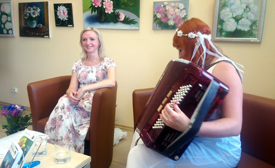 Jaunā rakstniece Andra Rušmane (no kreisās) un viņas māsa Gunta Rušmane.
Autors: no albuma