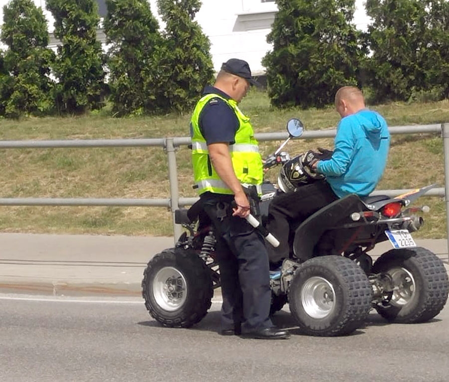 Satiksmes uzraudzības rotas jaunākais inspektors Jānis Skuja pārbauda, vai kvadracikla vadītājs nav alkohola reibumā. Procedūra notiek ātri, un puisis var turpināt ceļu.
Autors: Sandra Giptere-Ivanova