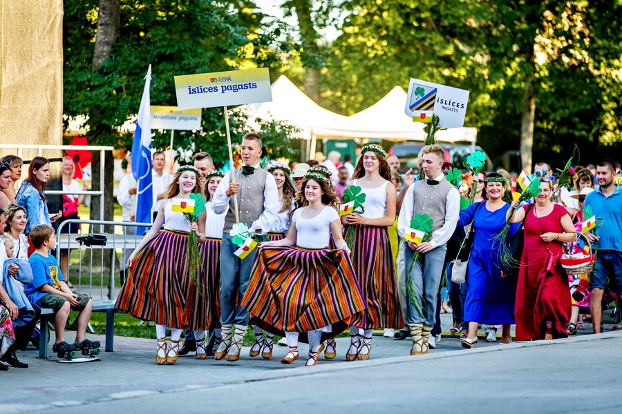 Baušķenieku gājienā no Korfa dārza līdz pilskalnam devās arī īslīcieši. Īslīces pagastam nākamgad jārīko novada svētki.
Autors: Edgars Namiķis