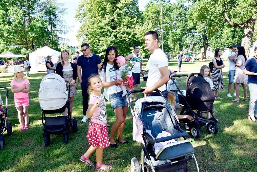 DORČI ĢIMENE (priekšplānā) – piecgadīgā Linda, māmiņa Jeļena ar mazo Leilu klēpī un tētis Ervīns.
Autors: Ivars Bogdanovs