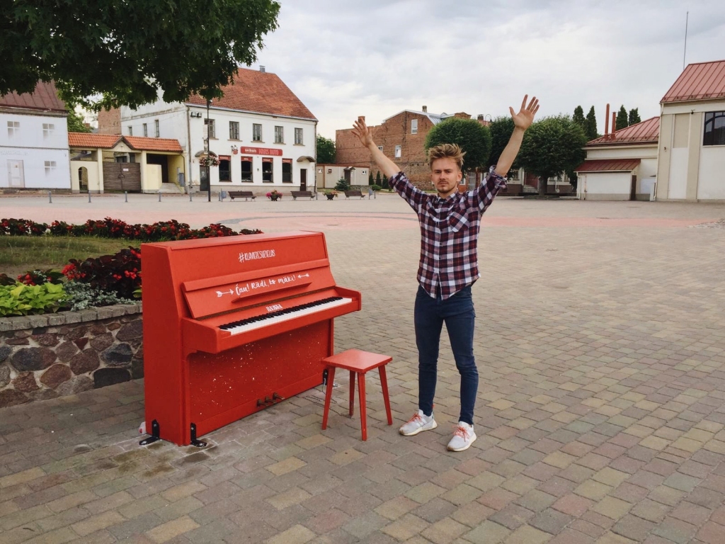 Trešdienas, 26. jūnija, agrā rītā Bauskas Rātslaukumā tika uzstādītas klavieres, kas ir brīvi pieejamas ikvienam, kurš vēlas tās spēlēt.
Ideju par publiskajām klavierēm realizējis 18 gadu vecs baušķenieks Matīss Kataņenko.
Autors: No albuma.