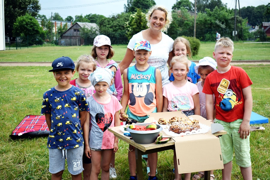 Nometnes «Piedzīvojumu sala Vecumniekos 1» dalībnieki Margrieta Liene, brāļi Oskars un Maksimiliāns, Tomass, Kristens, Emīlija, Anika, Laura Daniela, Paula un Marta kopā ar savu skolotāju Gunitu Pačkajevu.
Autors: Žanna Zālīte