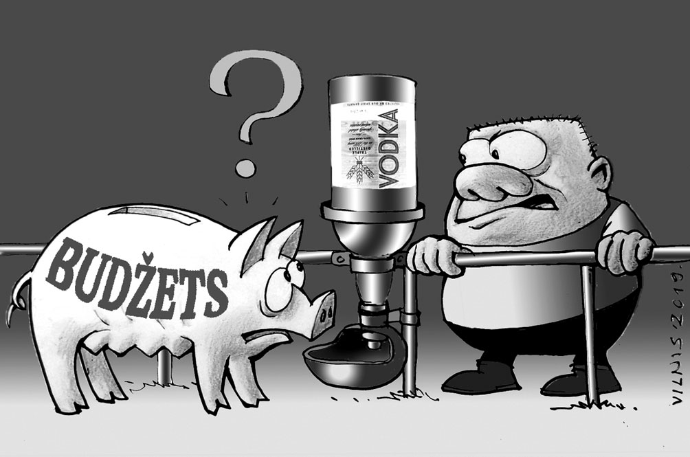 GUDRO GALVU FENOMENS. FAKTS: Saeima steidzamības kārtā divos lasījumos grasās atbalstīt grozījumus likumā par akcīzes nodokli stiprajam alkoholam, akcīzes likmi samazinot par 15 procentiem, kā atbildi Igaunijai, kura ļoti strauji pieņēmusi grozījumus akcīzes likumā (25 procentu samazinājums), un tas ietekmējot Latvijas pierobežas nodarbinātību un ieņēmumus valsts budžetā.
Pārsteigts Miķelis paties’,/ Kādā valstī pamodies,/ Latvija drīz plauks un zels,/ Alkohols to augšup cels./ Steigā lemšot deputāti,/ Augstas raudzes birokrāti./ To mēs noliegt nevaram –/ Pirmais klupiens Kariņam./ Vējonis ar ūdensglāzi/ Uzsauc dzīvelīgu frāzi,/ Levits pirmo protokolu/ Parakstīs par alkoholu./ Nav augstās skolās jāmācās/ Šīs sakarības vienkāršās:/ Ja budžetu uz šņabi stutēs,/ Tad valdība kā pelni putēs.
Autors: Zīmējums – Vilnis Bulavs, rīmes – Daina Ziemele