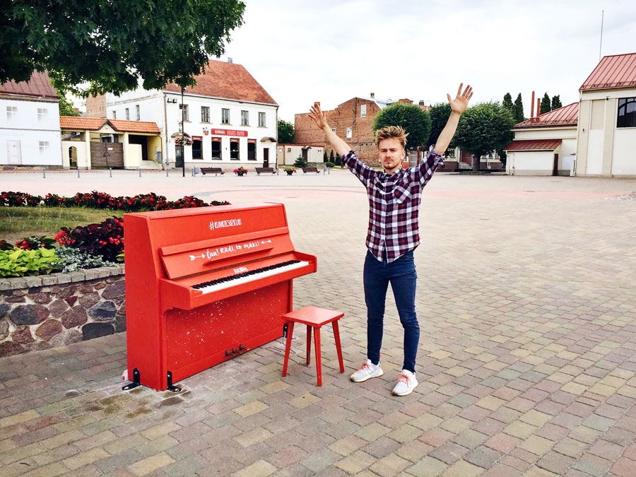 Matīss Kataņenko Bauskas rātslaukumā pie paša rūpīgi slīpētām, krāsotām un muzicēšanai sagatavotām klavierēm. Jaunieša vienīgais lūgums – ja līst, apsedziet tās.
Autors: no personiskā arhīva