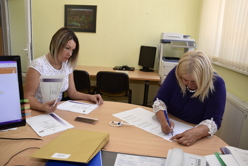 Bauskas novada izglītības nodaļas vadītāja Māra Bauvare un metodiķe Baiba Stūre šķiro vidējās izglītības centralizēto eksāmenu sertifikātus.
Autors: Ivars Bogdanovs