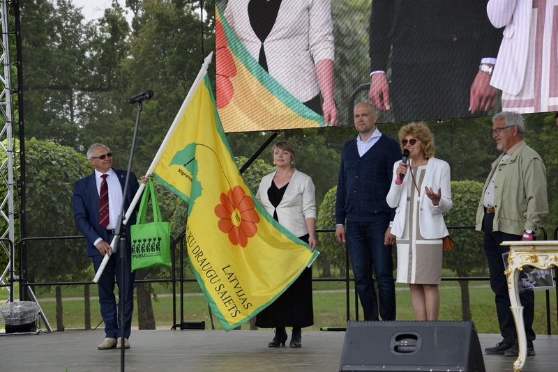 Svētku atklāšana ar puķu draugu karoga nodošanu glabāšanā Rundāles novadā.
Autors: Ivars Bogdanovs