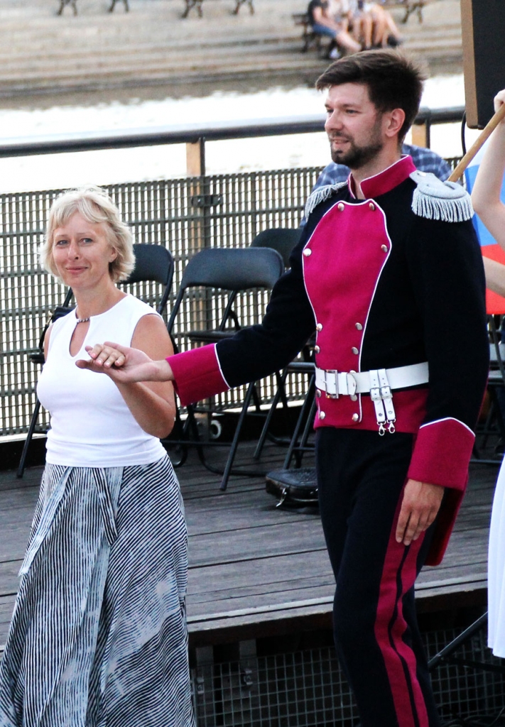 Ligita Irbīte un polonēzes dejotājs no Polijas festivāla atklāšanas ceremonijā.
Autors: Kaspars Kalējs