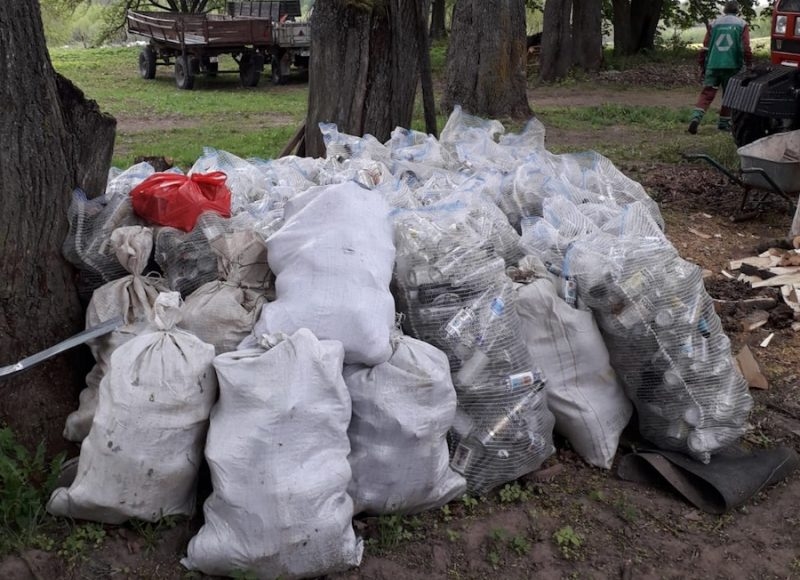Stikla taras savākšana Vecumniekos.