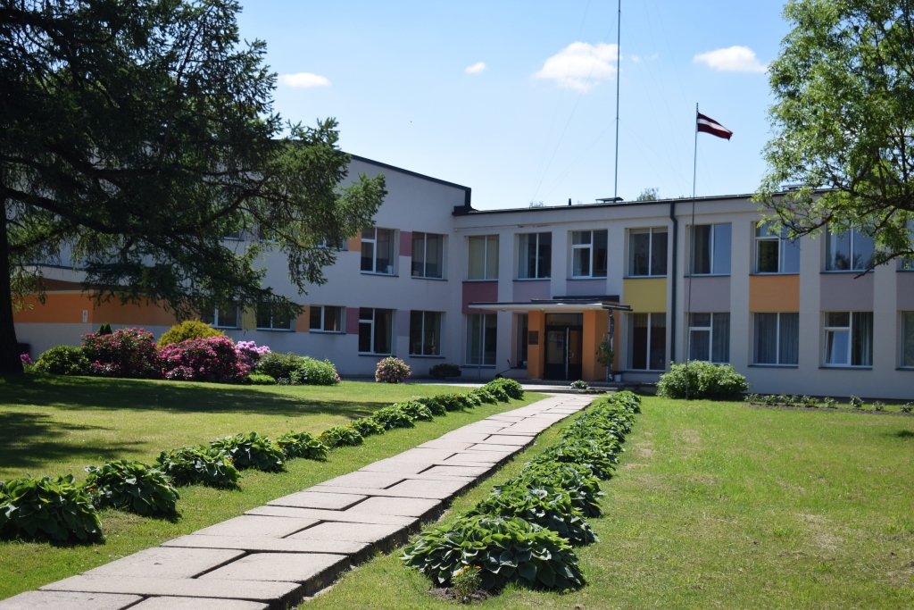 2017./2018. mācību gadā, kad Vecumnieku novadā 12. klase bija četrās vidusskolās, arī Vallē, vidusskolu absolvēja 34 audzēkņi; šogad, kad jaunieši skolojās trīs 12. klasēs, par septiņiem vairāk – 41. Misas vidusskolu (attēlā) šogad absolvēja deviņi audzēkņi.
Autors: Žanna Zālīte