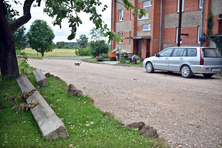 Beibežu ciema 8. mājas pagalmā jau paplašināta iebrauktuve, lai izveidotu automašīnu stāvlaukumu; tiks labiekārtots arī pagalms.
Autors: Žanna Zālīte