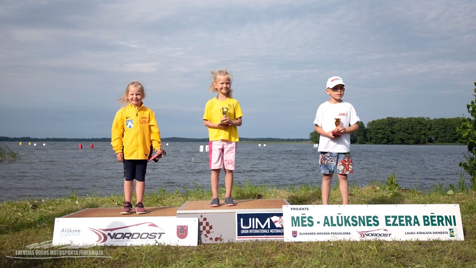 Uzvarētājas Laima Lakoviča-Lakovica (vidū) un Rebeka Zaharčenoka (no kreisās) uz goda pjedestāla.
Autors: no LŪMSF albuma