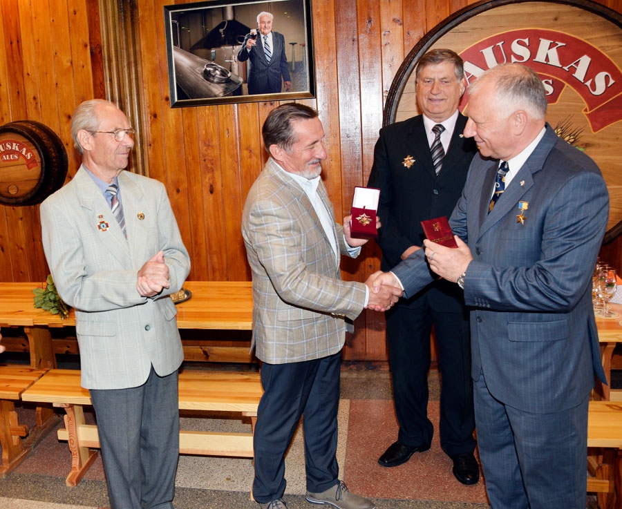 Vladimiram Barskovam (vidū) apbalvojumu «Zirka slavi» pasniedza biedrības «Latvijas savienība «Černobiļa»» pārstāvji Ilmārs Kalniņš (no labās), Māris Šops un Aleksejs Ivanovs.
Autors: Ivars Bogdanovs