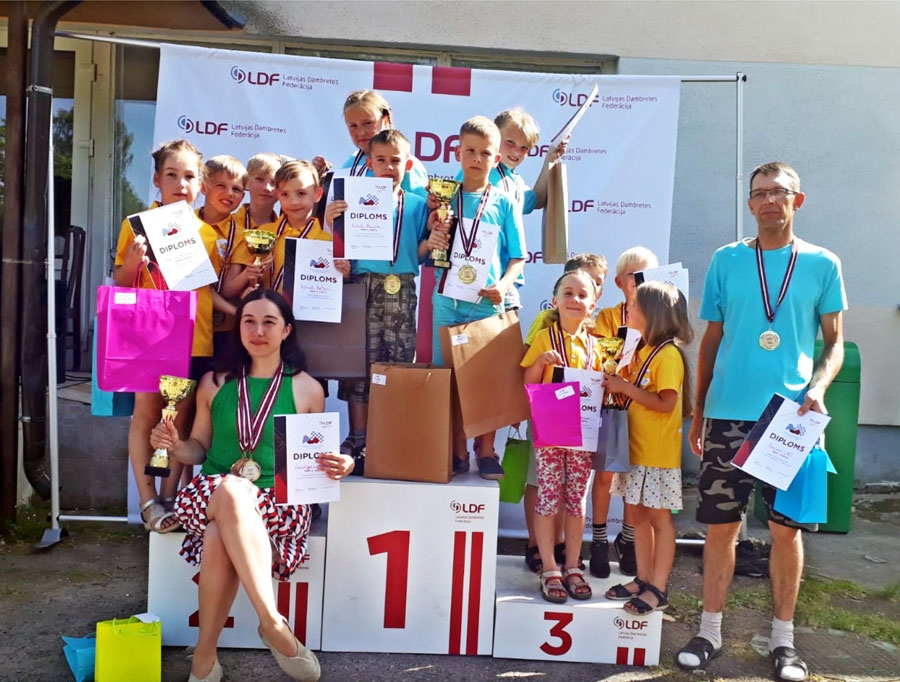 Bauskas novada BJSS komanda uz goda pjedestāla augstākā pakāpiena – Zane Lea Zunda (no kreisās), Roberts Maikūns, Renārs Staškevics un Elīna Arāja. Treneris – Jānis Štāls (no labās).
Autors: Inga Bernāte