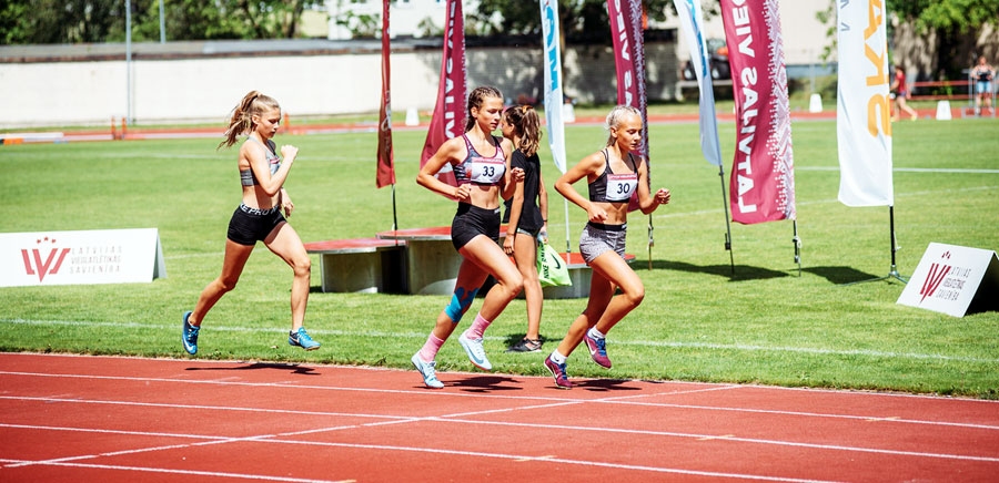 Artai Marijai Dreimanei (priekšgalā) otrā vieta 2000 metru skrējienā.
Autors: Guntis Bērziņš, athletics.lv