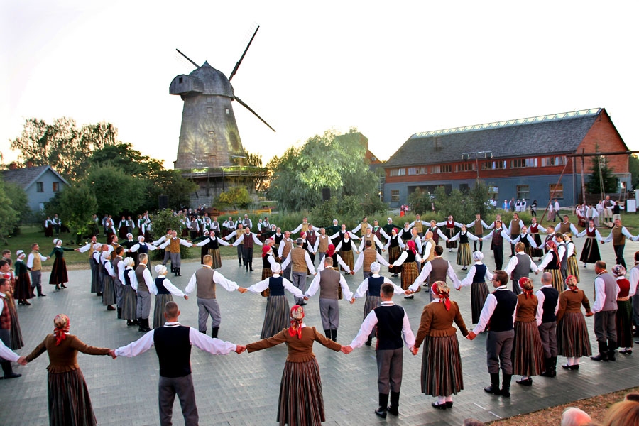 Deju lieluzvedums «Saule rudzu laukā».