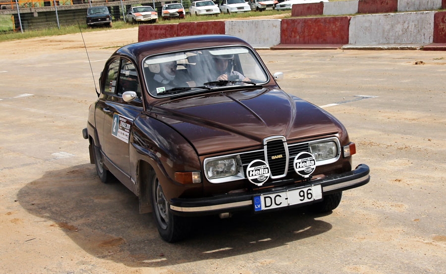 Pie 1976. gadā ražotās automašīnas «Saab-96» stūres sēdās Ingus Mikuda.
Autors: Kaspars Kalējs