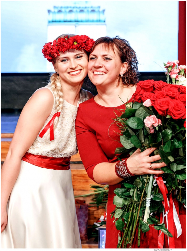 Radošais un enerģiskais tandēms – Vecumnieku tautas nama vadītāja Jana Juste (no kreisās) un mākslinieciskās daļas vadītāja Vita Vēvere 2018. gada 18. novembrī, kad V. Vēvere saņēma pašvaldības apbalvojumu – godarakstu.
Autors: Artūrs Zuika