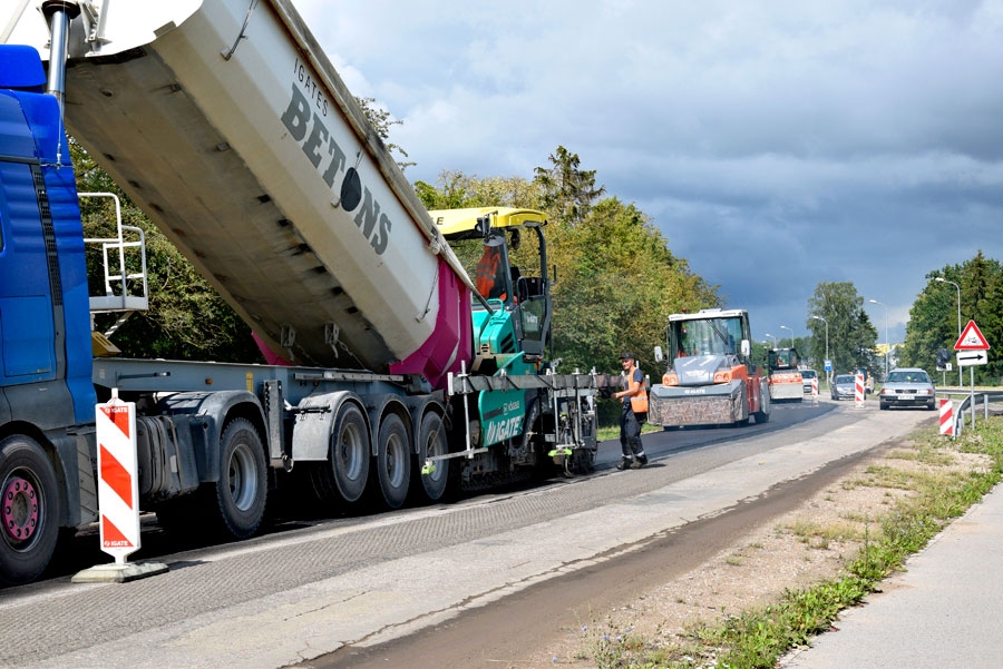 Rītausmu ciemā Īslīcē viena josla jau būs noasfaltēta. Kā paskaidroja uzņēmumā «Ceļu būvniecības sabiedrība «IGATE»», ieklātā jaunā asfalta kārta ir vidēji piecu centimetru biezumā.
Autors: Ivars Bogdanovs