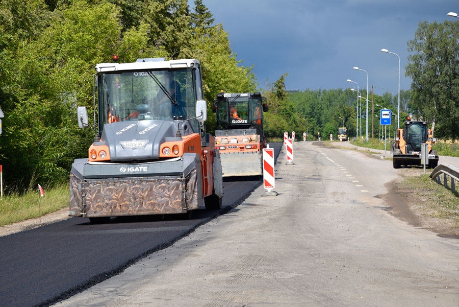 Rītausmu ciemā Īslīcē viena josla jau noasfaltēta. Kā paskaidroja uzņēmumā «Ceļu būvniecības sabiedrība «IGATE»», ieklātā jaunā asfalta kārta ir vidēji piecu centimetru biezumā.
Autors: Ivars Bogdanovs