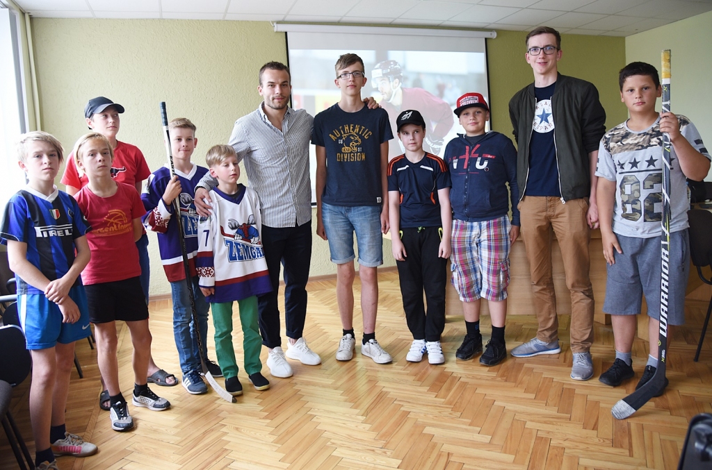 Jānis Jaks (vidū) un tikšanās dalībnieku jaunākās grupas pārstāvji.
Autors: Uldis Varnevičs