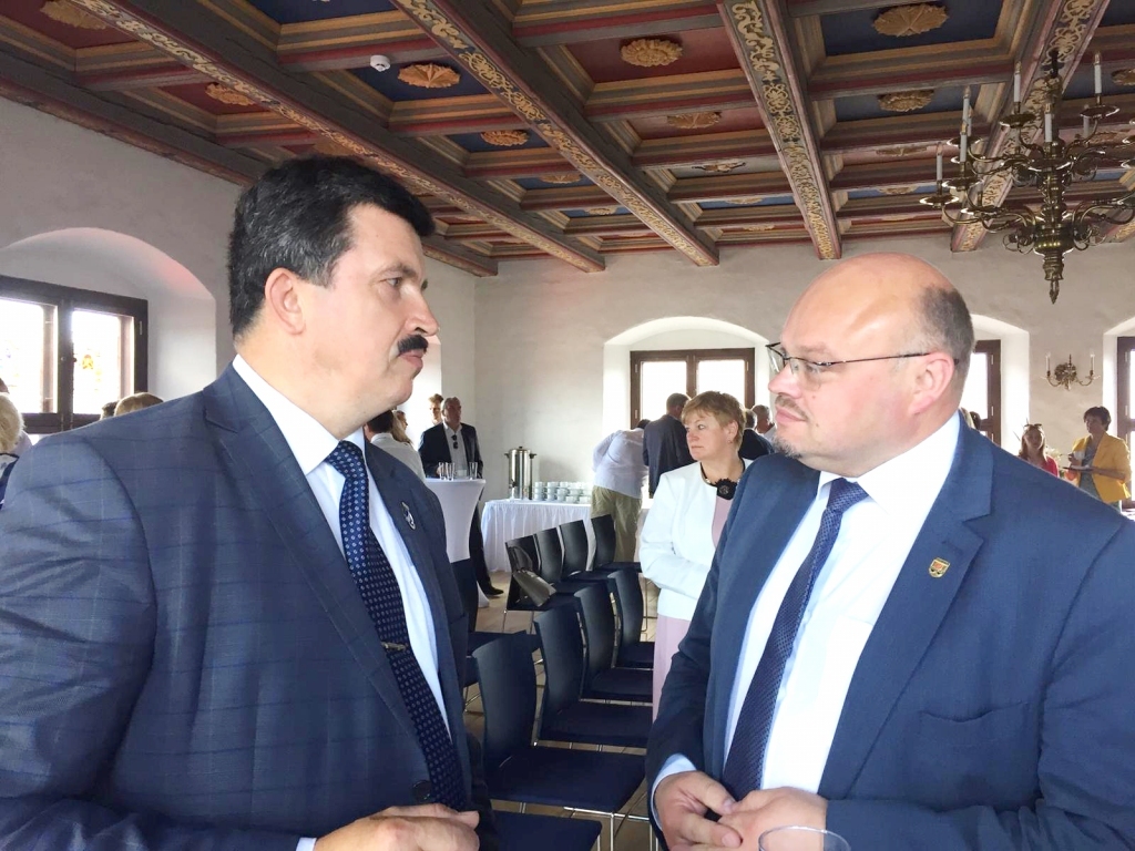 Laba sadarbība Bauskas novada pašvaldībai ir ar Lietuvas valsts Pakrojas un Radvilišķu pašvaldību. Attēlā - Bauskas novada domes priekšsēdētājs Arnolds Jātnieks sarunā ar Pakrojas rajona mēru Sauļu Margi.
Autors: no 