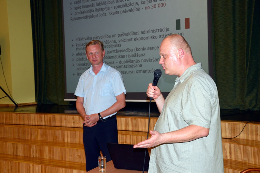 Arnis Šults (no labās), Vides aizsardzības un reģionālās attīstības ministrijas pārstāvis, 13. jūnijā publiskās apspriešanas sapulcē tikās ar iecavniekiem.
Autors: Ivars Bogdanovs