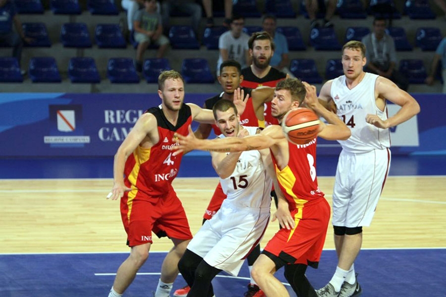 Linards Jaunzems (15. numurs) spēlē ar Vācijas komandu.
Autors: no Latvijas Universitātes albuma