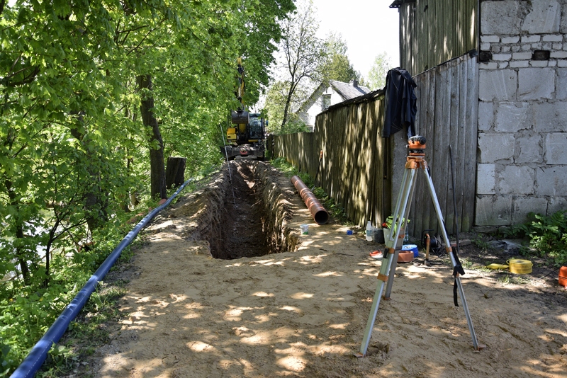 Šogad turpinās būvdarbi Iecavā SIA «Dzīvokļu komunālā saimniecība» īstenotajā projektā «Ūdenssaimniecības pakalpojumu attīstība Iecavā, 2. kārta». Tomēr tā realizāciju apdraud līdzekļu trūkums, jo nodokļu parādu dēļ nav iespējams pretendēt uz aizņēmumu Valsts kasē. Attēlā – darbi Pārupes ielā maijā.
Autors: Ivars Bogdanovs