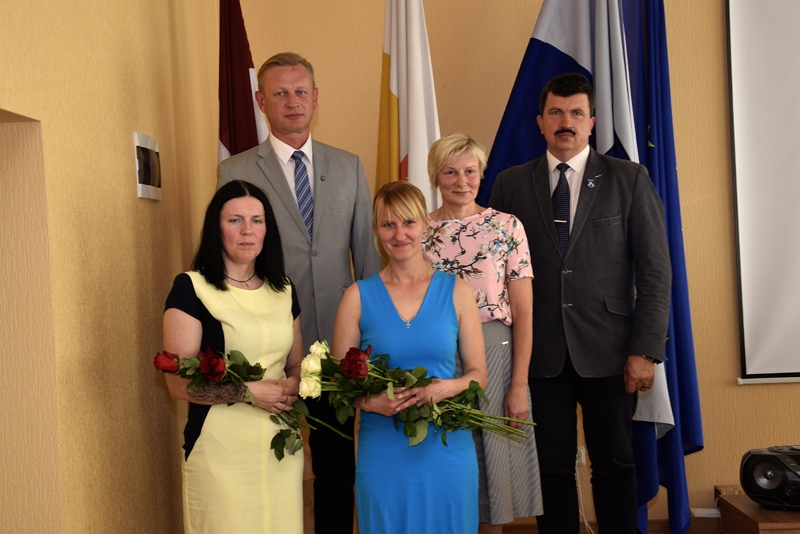 Jaunās pilsones  - iecavniece Diāna Kosija (no kreisās) un baušķeniece  Natālija Spale - kopā ar Iecavas novada domes priekšsēdētāju Aivaru Mačeku, PMLP Bauskas nodaļas vadītāju Ilonu Ķepali un Bauskas novada domes priekšsēdētāju Arnoldu Jātnieku.
Autors: Ivars Bogdanovs