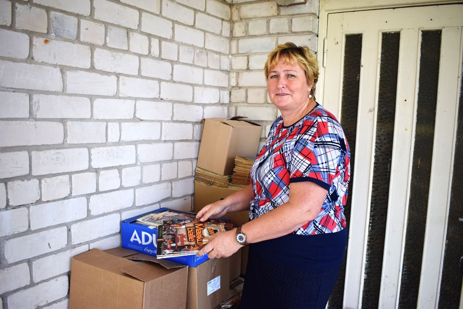 Ingūna Kļaviņa, Valles pagasta bibliotēkas vadītāja, atnestos žurnālus un avīzes, kas nav sasaiņoti, pako kastēs.
Autors: Žanna Zālīte