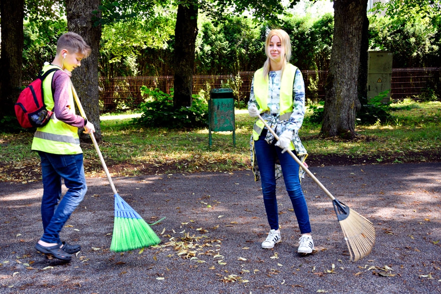 Parku Iecavā kopj vasaras darbos iesaistītie skolēni – Simona Tiščenko, kas mācās Iecavas vidusskolas 8. klasē, un Rīgas 84. vidusskolas 9. klases audzēknis Reinis Giļs. Jaunieši izvēlējušies strādāt, lai brīvlaikā nebūtu garlaicīgi un lai nopelnītu naudu.
Autors: Ivars Bogdanovs