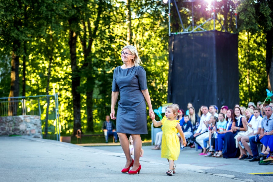 TAIGA SKANE kopā ar mazmeitiņu Laumu pilsētas jubilejas svinību noslēguma sarīkojumā 22. jūnijā dodas saņemt pašvaldības apbalvojumu «Mūža ieguldījums».
Autors: Edgars Namiķis