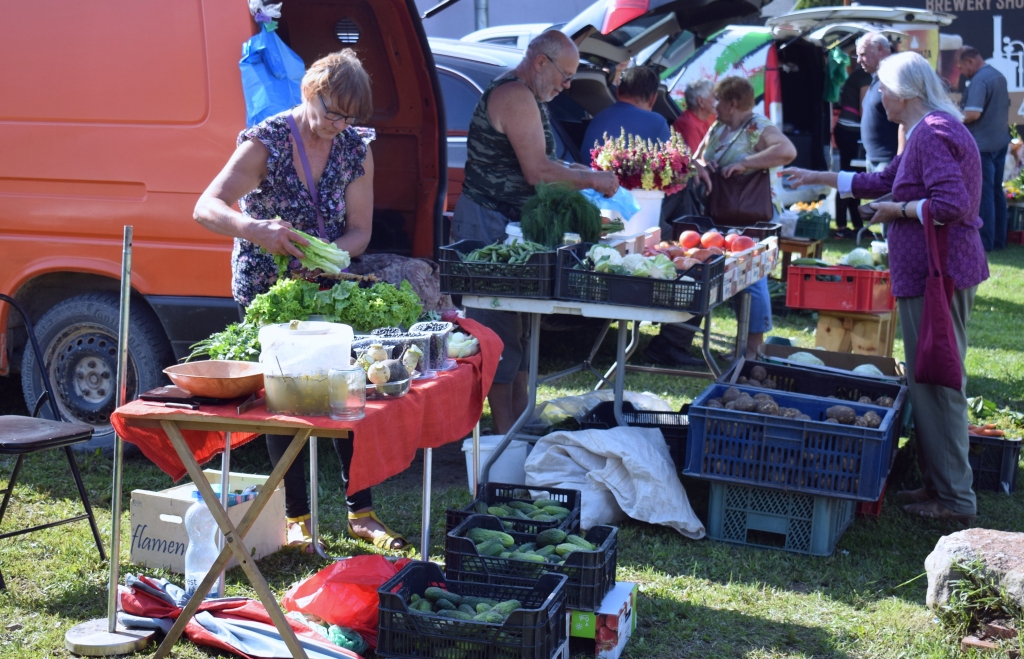 Vakara tirgu Vecumniekos iecienījuši gan pārdevēji, gan pircēji.