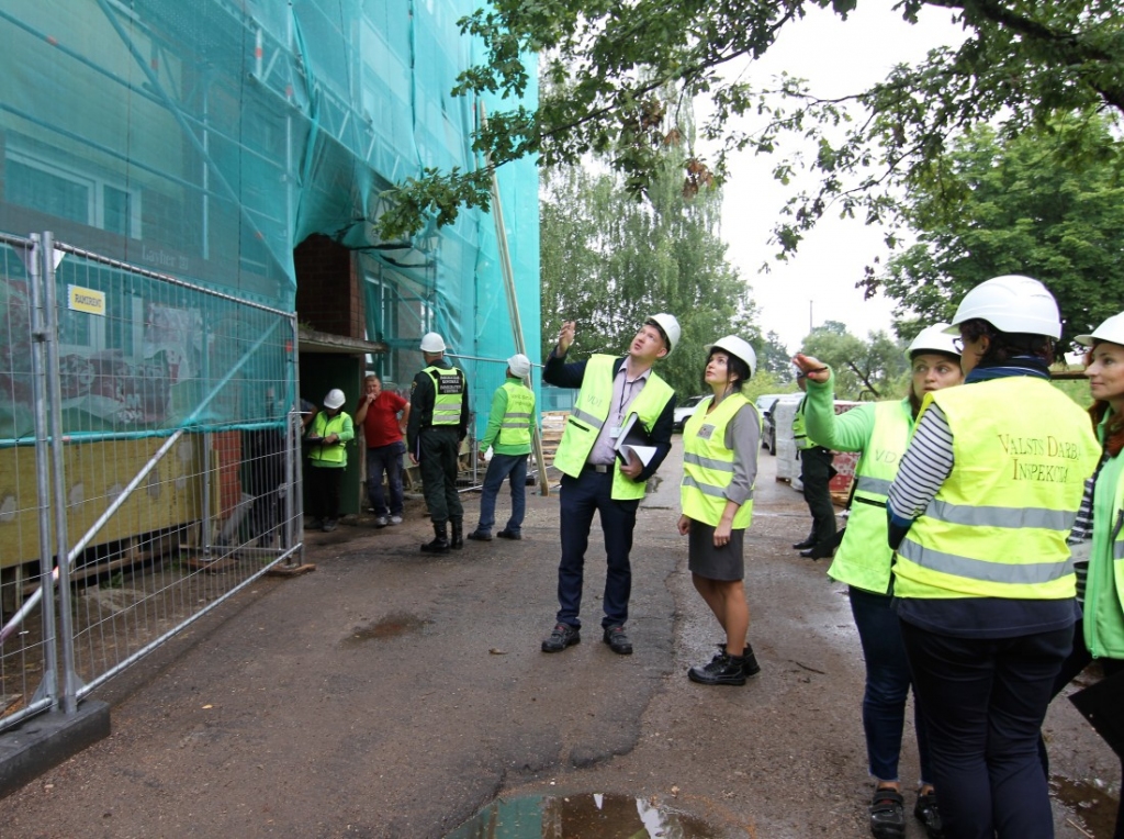 Pirmdien, 22. jūlijā, labklājības ministre Ramona Petraviča kopā ar  Valsts darba inspekcijas un VDI Zemgales reģionālās nodaļas vadību, inspektoriem un Latvijas Robežsardzes struktūrvienību pārstāvjiem pārbaudes reidā apmeklēja būvniecības objektu Vecumniekos.
Autors: Publicitātes foto.
