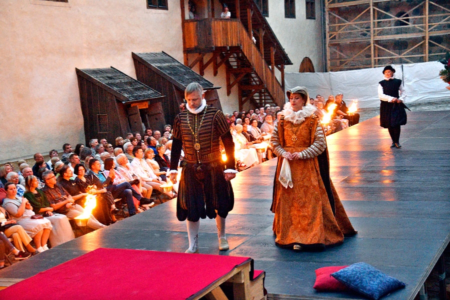 Bauskas pils muzeja seno deju grupas «Galms» uzveduma «Zaudētā paradīze» sākuma epizode.
Autors: Ivars Bogdanovs