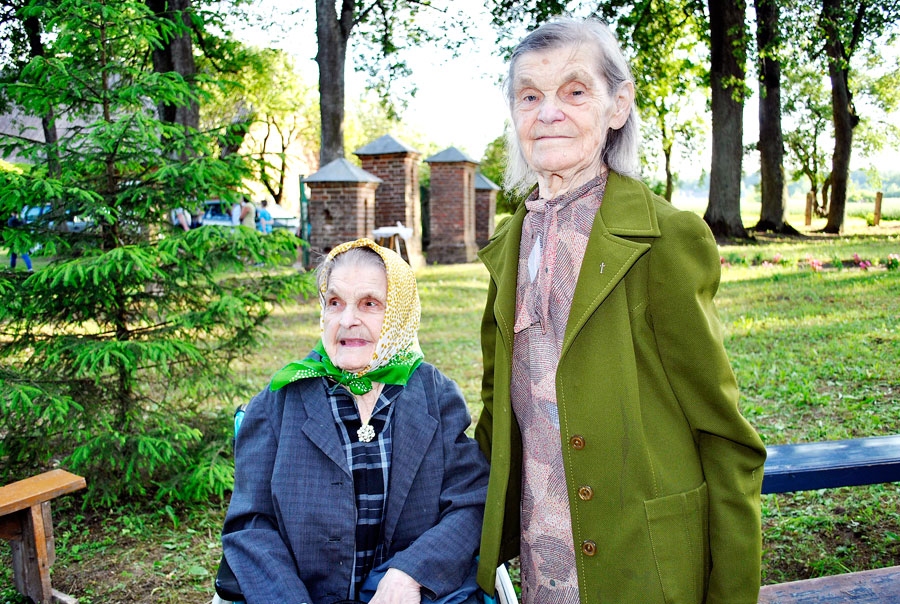 Deviņdesmitgadniece Dzidra Druseika (no kreisās) un viņas māsa Herta Ozola pie Budbergas luterāņu baznīcas šī gada 14. jūnijā.
Autors: Ruta Keiša