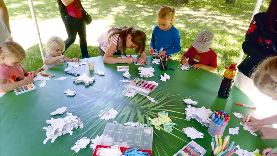 Bērni demonstrē prasmes radošajā darbnīcā.
Autors: Indra Vētra