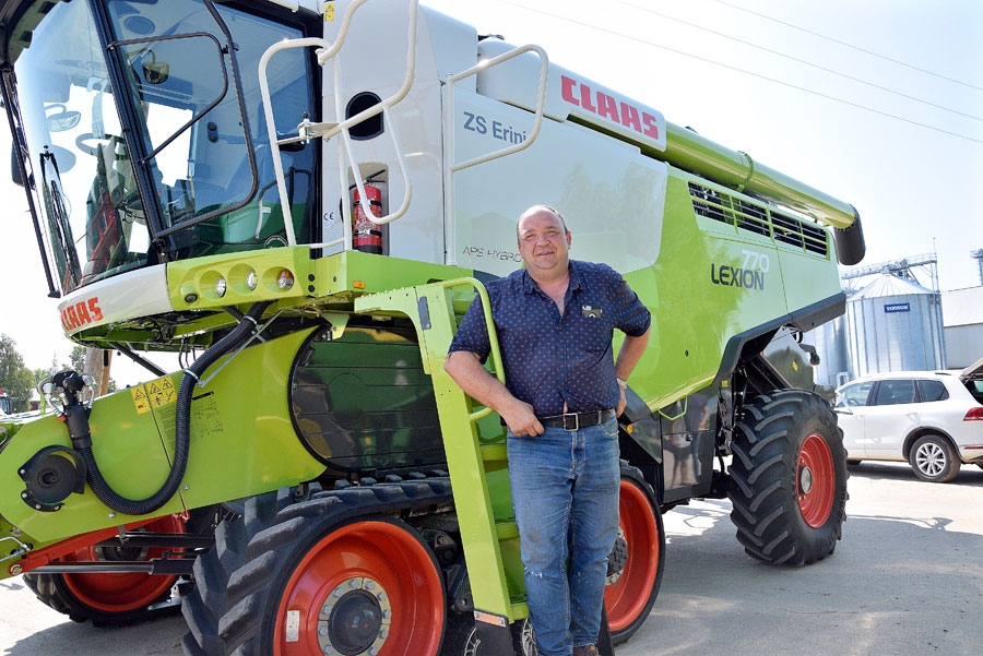 Andris Grantiņš pie jaunā «Claas» kombaina, kas «Eriņos» atvests 19. jūlijā.
Autors: Ivars Bogdanovs