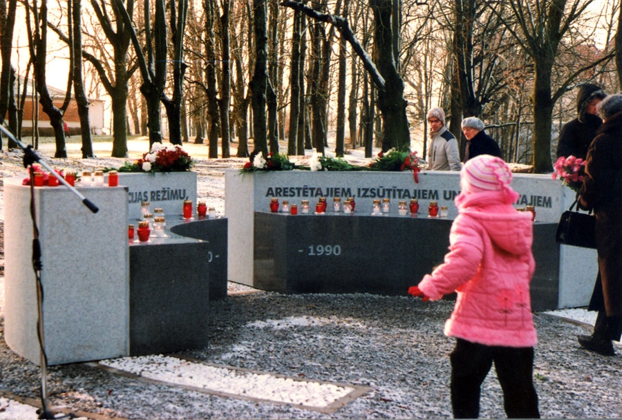 Caur pagātni uz nākotni. Piemiņas ansamblis Bauskā.
Autors: no «Rētas» albuma