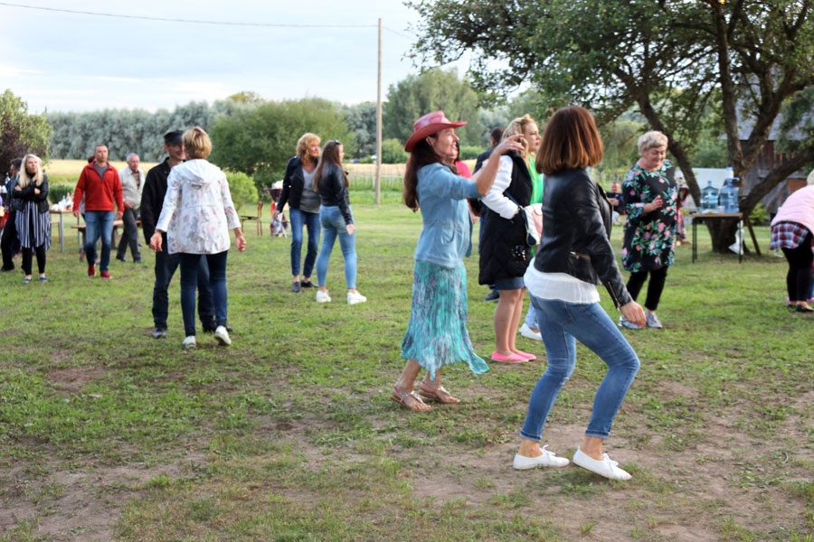 Pēc izrādes cilvēki līdz nakts vidum dancoja zaļumballē.
Autors: no bibliotēkas albuma