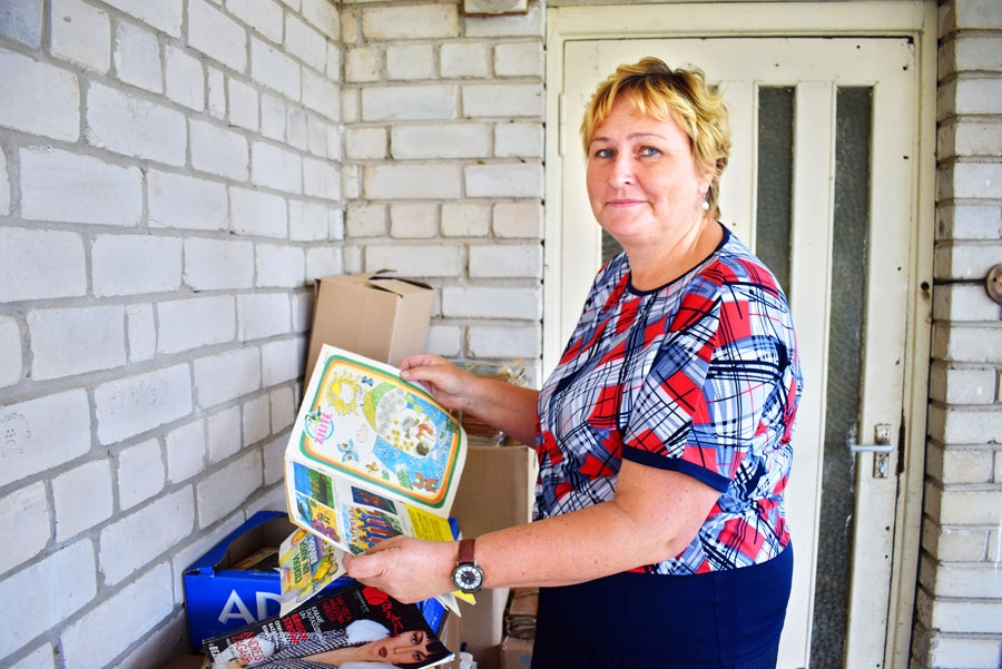 Ingūna Kļaviņa, Valles pagasta bibliotēkas vadītāja, atnestos žurnālus un avīzes, kas nav sasaiņoti, pako kastēs. Rokās gadījies «Zīlītes» numurs, kad iznācis 1981. gada jūlijā.
Autors: Žanna Zālīte