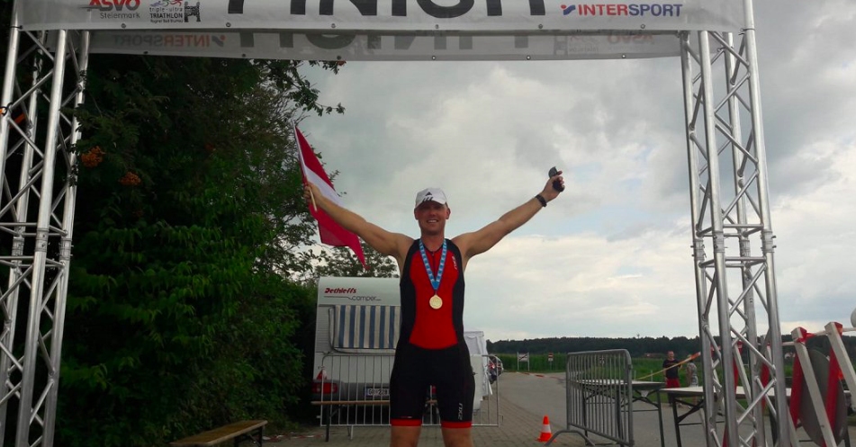 Par pirmo latvieti, kas pieveicis pieckāršo ultratriatlonu, kļuvis iecavnieks Jānis Miezers. 19 kilometru peldus, 900 kilometru ar velosipēdu un 211 kilometru ar kājām viņš pieveica 103 stundās, 52 minūtēs un sešās sekundēs.
Autors: lsm.lv