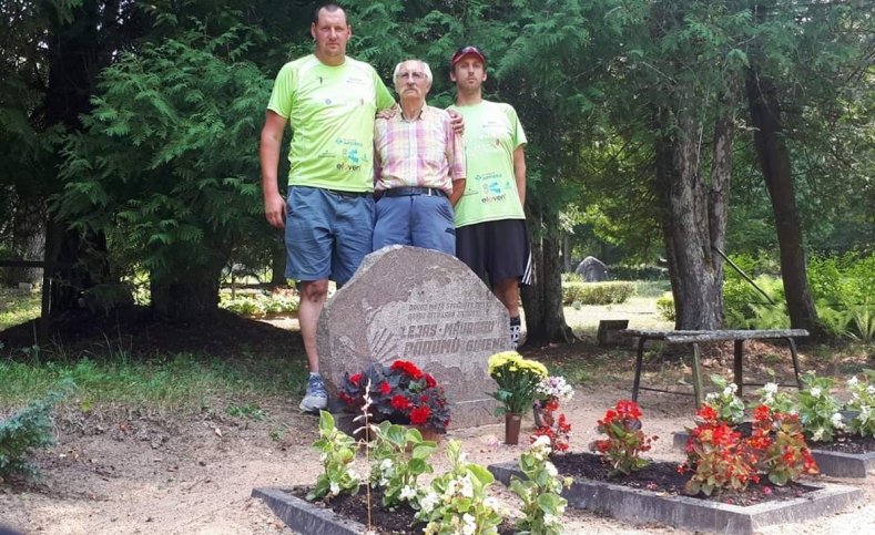 Brāļi Dzintars (no kreisās) un Jānis Pārumi kopā ar tēvu Ojāru Pārumu (vidū) pie vecvecāku kapa vietas.
Autors: iecava.lv