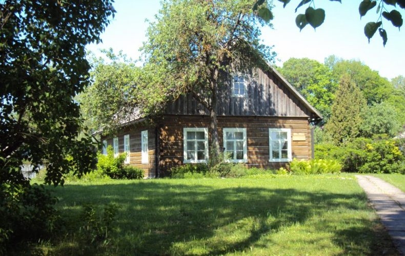 Vallē 5. augustā ik gadu atzīmē Latvijas Nacionālā teātra režisora Alfreda Amtmaņa-Briedīša dzimšanas dienas atceri.