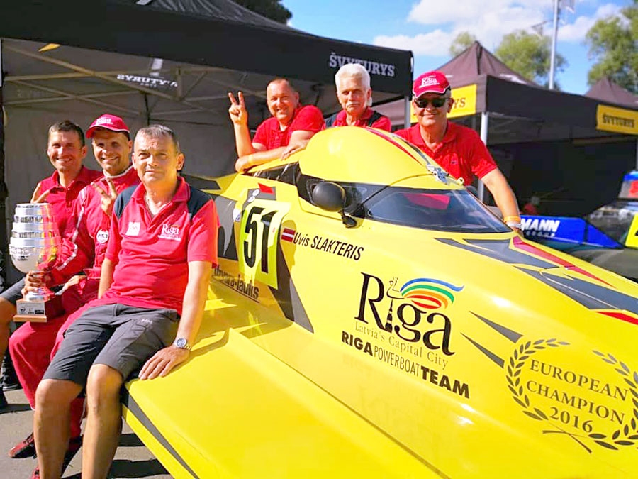 Uvis Slakteris (pirmajā rindā otrais no kreisās) ar savu komandu.
Autors: no albuma